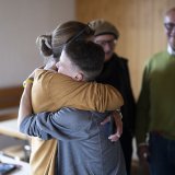 Une collaboratrice de l'association alémanique Tipiti, qui soutient enfants et adolescents dans différents domaines de la vie, embrasse un jeune réfugié ukrainien à Rehetobel (AR). (archives)